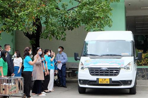 Bệnh viện Đà Nẵng tổ chức 4 chuyến xe đưa bệnh nhân nghèo về quê đón Tết