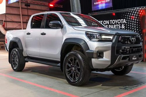 Toyota Hilux 2024 trình làng, thêm phiên bản hybrid, giá từ 407 triệu đồng