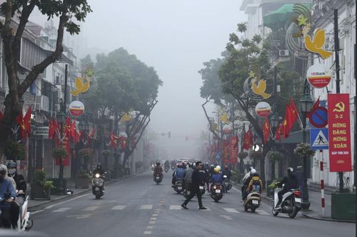 Sương mù trùm khắp Hà Nội: Các chuyên gia y tế lên tiếng