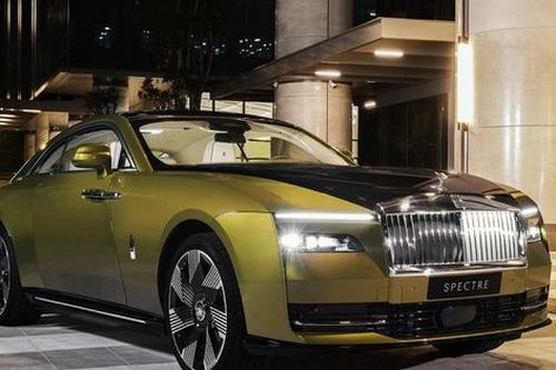 Ô tô hạng sang tấp nập về Việt Nam dịp đầu năm