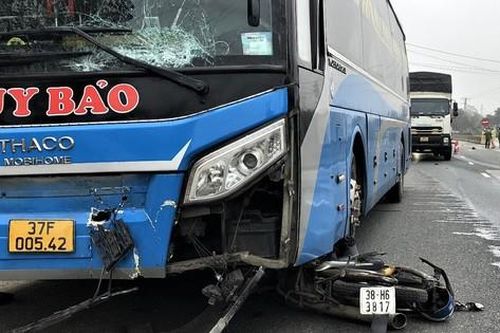 Bản tin TNGT 2/2: Bị xe khách tông, 2 vợ chồng già đi xe máy tử vong thương tâm