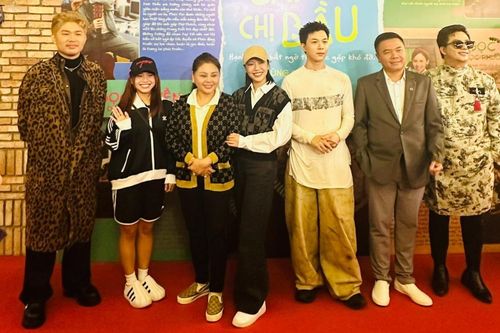 Thảm đỏ Gặp Lại Chị Bầu: Anh Tú diện đồ đơn giản vẫn đẹp xuất sắc, 'đọ visual' với Thanh Sơn - Bình An