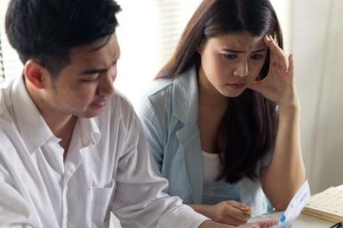 Thấy em trai mua ô tô, chồng tôi bức xúc nói 1 câu làm tôi sợ tái mặt