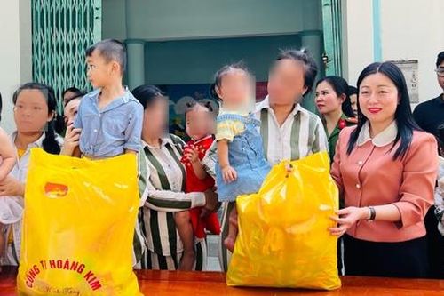 Hội LHPN tỉnh Bình Dương thăm, tặng quà Tết cho các cháu là con phạm nhân theo mẹ vào trại giam