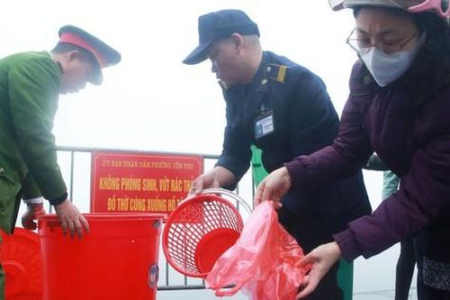 Người dân Hà Nội loay hoay tìm chỗ 'tiễn' ông Táo trong sương mù