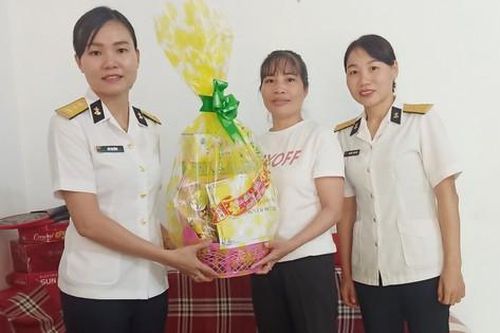 Lữ đoàn 101 tặng quà Tết cho hội viên phụ nữ, quân nhân khó khăn và gia đình chính sách