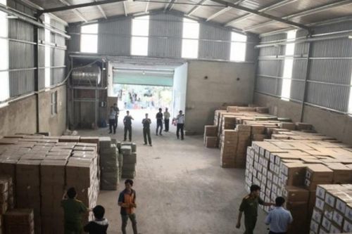 Long An: Đột kích kho chứa gần 50 tấn mỹ phẩm không rõ nguồn gốc xuất xứ