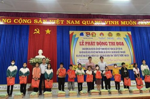 Công đoàn Cục Quản lý thị trường Đắk Lắk trao hàng trăm suất quà Tết cho học sinh khó khăn