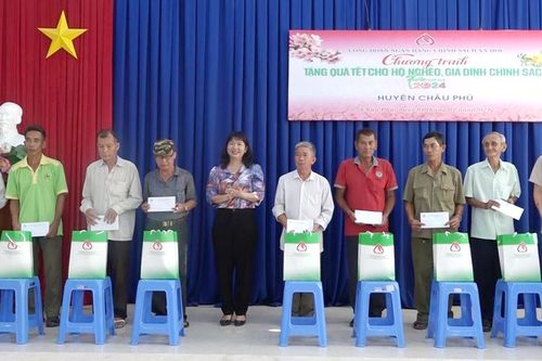 Ngân hàng Chính sách xã hội chi nhánh An Giang tặng 100 phần quà Tết cho người dân Châu Phú