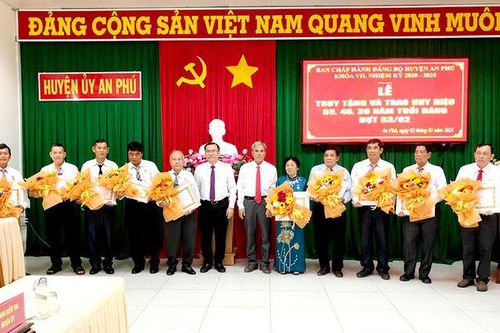 Huyện ủy An Phú trao Huy hiệu Đảng đợt 3/2