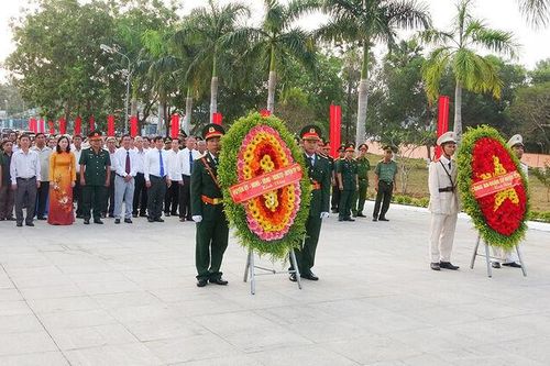 Lãnh đạo huyện Tri Tôn viếng Nghĩa trang liệt sĩ huyện