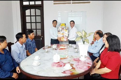 Bí thư Huyện ủy Châu Phú Nguyễn Phú Tân chúc Tết Giáo xứ Cái Dầu