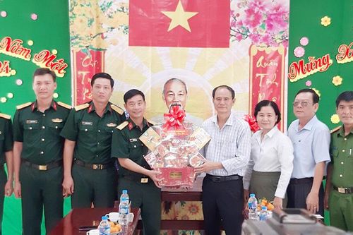 Chủ tịch UBND huyện Châu Phú Nguyễn Phước Nên chúc Tết các đơn vị lực lượng vũ trang