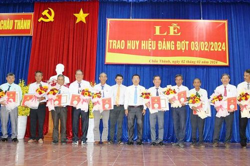 Ban Thường vụ Huyện ủy Châu Thành trao Huy hiệu Đảng