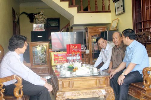 Phó Chủ tịch UBND tỉnh Vừ A Bằng chúc tết gia đình chính sách huyện Điện Biên