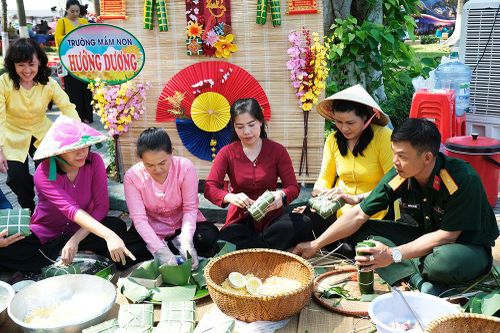 Quây quần gói bánh chưng, bánh tét ngày tết tại công viên Biên Hùng