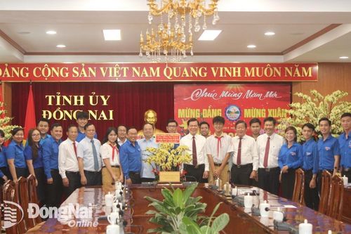 Đoàn đại biểu thanh thiếu nhi chúc mừng Tỉnh ủy nhân kỷ niệm 94 năm Ngày thành lập Đảng Cộng sản Việt Nam