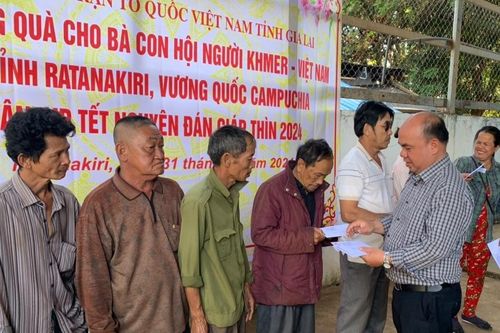 Gia Lai tặng quà Tết cho bà con kiều bào nghèo sinh sống tại Campuchia