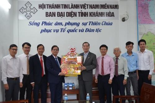 Chủ tịch UBND tỉnh Nguyễn Tấn Tuân thăm, chúc Tết Ban Đại diện Tin lành tỉnh Khánh Hòa