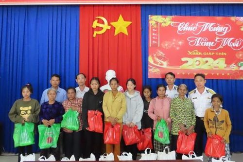 Lữ đoàn 101 thăm, tặng quà Tết các đối tượng chính sách và các địa phương, đơn vị kết nghĩa