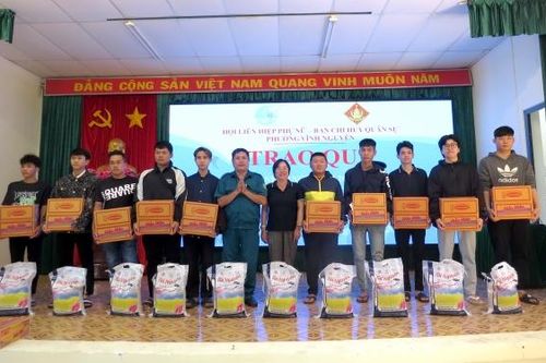 Trao tặng quà Tết cho quân nhân nhập ngũ, phụ nữ khó khăn