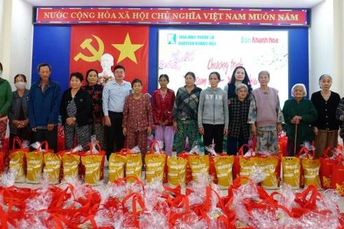 Nhà máy Thuốc lá Khatoco Khánh Hòa và Báo Khánh Hòa: Trao 150 phần quà Tết cho hộ nghèo, hộ khó khăn xã Suối Cát