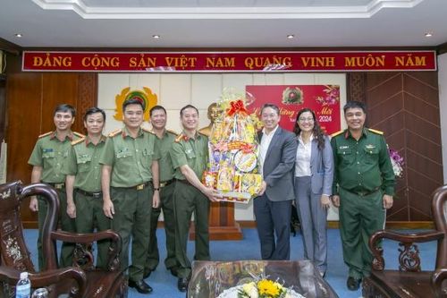 Bí thư Tỉnh ủy Nguyễn Hải Ninh thăm, chúc Tết gia đình người có công và đơn vị trực chiến