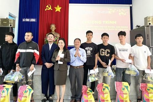 Trao tặng hơn 300 suất quà cho người có hoàn cảnh khó khăn