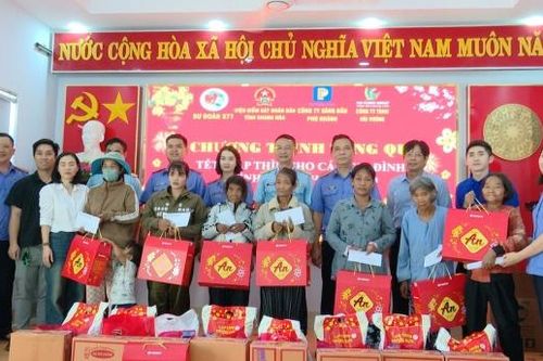 Tặng quà Tết cho người dân xã Sơn Tân