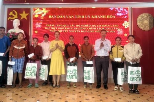 Ban Dân vận Tỉnh ủy Khánh Hòa tặng 20 suất quà Tết cho gia đình chính sách, hộ nghèo xã Sơn Tân