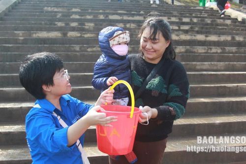 Hơn 300 đoàn viên thanh niên hỗ trợ người dân thả cá chép dịp Tết ông Công – ông Táo