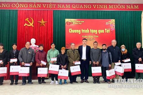 Tặng 40 suất quà tết cho các gia đình chính sách, có hoàn cảnh khó khăn trên địa bàn xã Mai Pha, thành phố Lạng Sơn