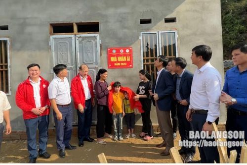 Khánh thành bàn giao nhà Nhân ái cho hộ có hoàn cảnh đặc biệt khó khăn tại xã Hòa Bình, huyện Văn Quan