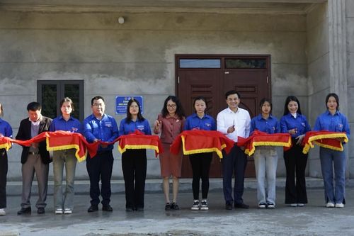 Bàn giao 'Nhà khăn quàng đỏ', 'Nhà nhân ái' cho học sinh có hoàn cảnh khó khăn tại Bắc Hà
