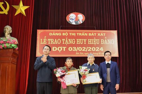 Bát Xát: 13 đảng viên được trao Huy hiệu Đảng đợt 3/2