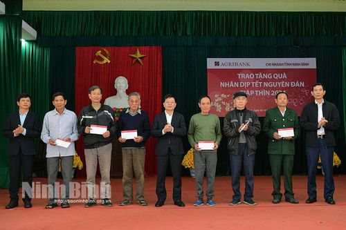 Agribank Chi nhánh tỉnh Ninh Bình trao tặng 122 phần quà Tết tại xã Gia Thắng