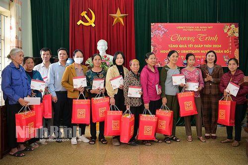 Ủy ban MTTQ Việt Nam huyện Hoa Lư trao tặng gần 300 suất quà Tết