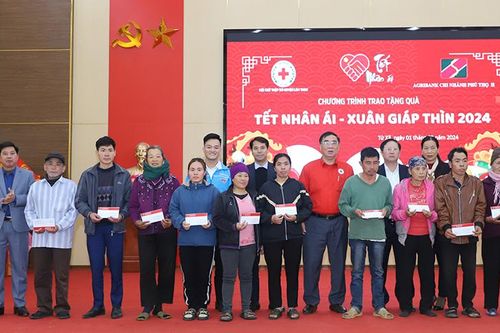 Agribank chi nhánh Phú Thọ II tặng hơn 1.300 suất quà Tết cho người nghèo