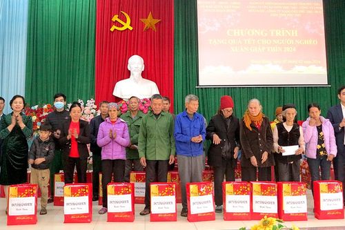 Trao 150 suất quà Tết cho các hộ nghèo, hộ hoàn cảnh khó khăn trên địa bàn huyện Đoan Hùng