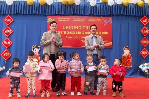 Agribank chi nhánh huyện Phù Ninh Phú Thọ II trao quà Tết cho học sinh, gia đình có hoàn cảnh khó khăn