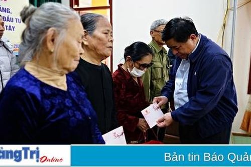 Bộ trưởng Bộ Kế hoạch và Đầu tư Nguyễn Chí Dũng thăm, tặng quà cho các hộ gia đình chính sách tại tỉnh Quảng Trị
