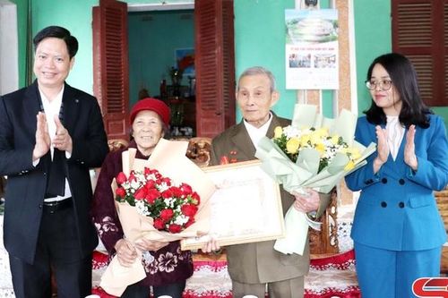 Đồng chí Trưởng Ban Tuyên giáo Tỉnh ủy trao Huy hiệu Đảng tại Thuận Châu