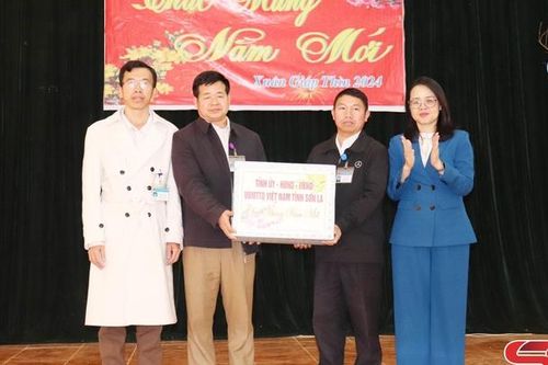 Đồng chí Trưởng ban Tuyên giáo Tỉnh ủy thăm, chúc tết tại huyện Thuận Châu