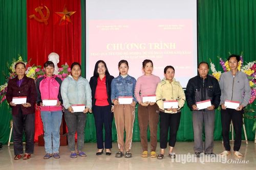 Gần 1.900 suất quà Tết tặng hộ nghèo huyện Yên Sơn