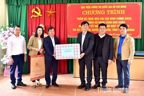 Học viện Chính trị Quốc gia Hồ Chí Minh thăm và tặng quà các gia đình chính sách, hộ nghèo xã Tân Tiến