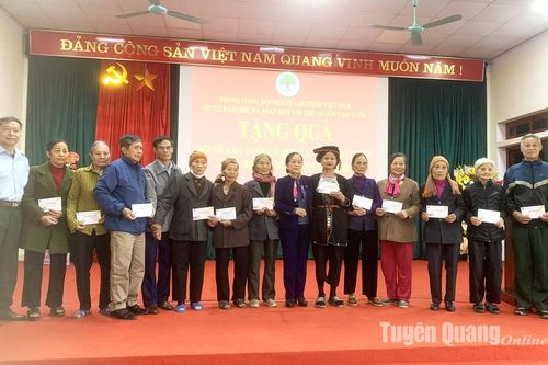 Tặng 15 suất quà Tết cho hội viên người cao tuổi có hoàn cảnh khó khăn