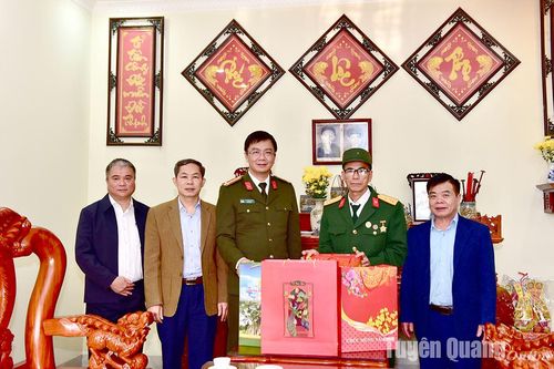 Giám đốc Công an tỉnh Phạm Kim Đĩnh thăm, tặng quà Tết gia đình chính sách, người cao tuổi huyện Yên Sơn