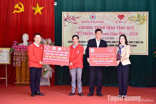 Đồng chí Lê Thị Kim Dung, Phó Bí thư Thường trực Tỉnh ủy, Chủ tịch HĐND tỉnh dự chương trình 'Tết nhân ái' tại huyện Hàm Yên