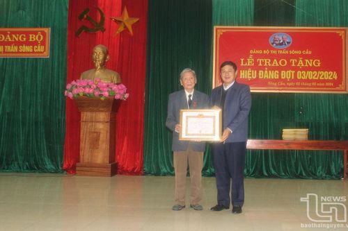 Đồng chí Trưởng Ban Dân vận Tỉnh ủy trao Huy hiệu Đảng tại thị trấn Sông Cầu