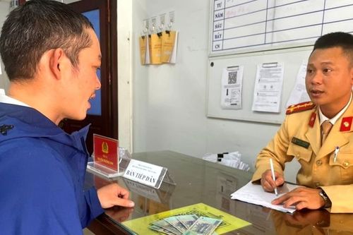 Tìm người đánh rơi 2,5 triệu đồng trước cổng Công an TP. Huế